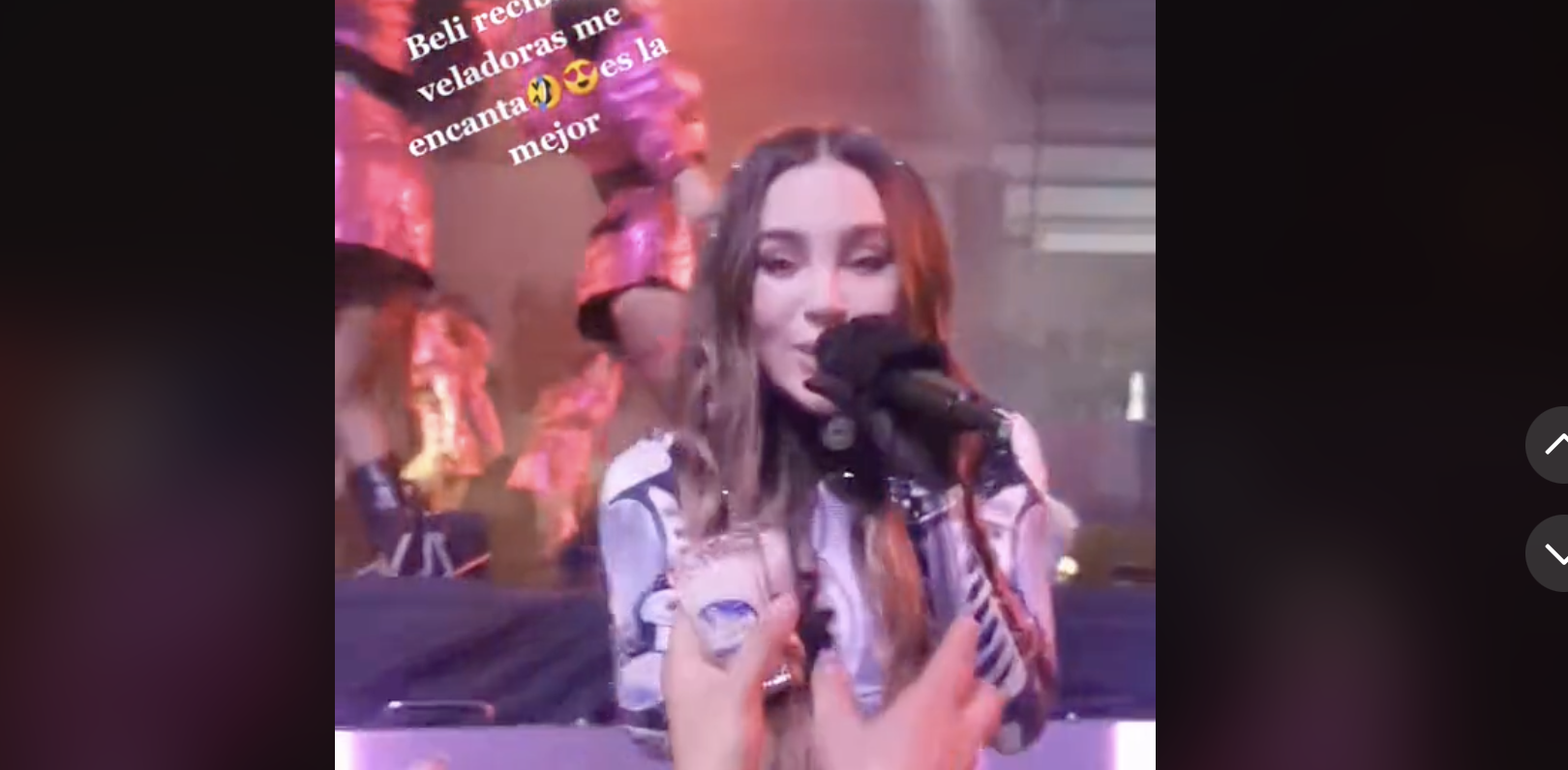 Belinda, "La reina de los amarres" bendice velas durante su concierto en Puebla México. (Foto Prensa Libre: captura de pantalla / TikTok @pilaruribe0)