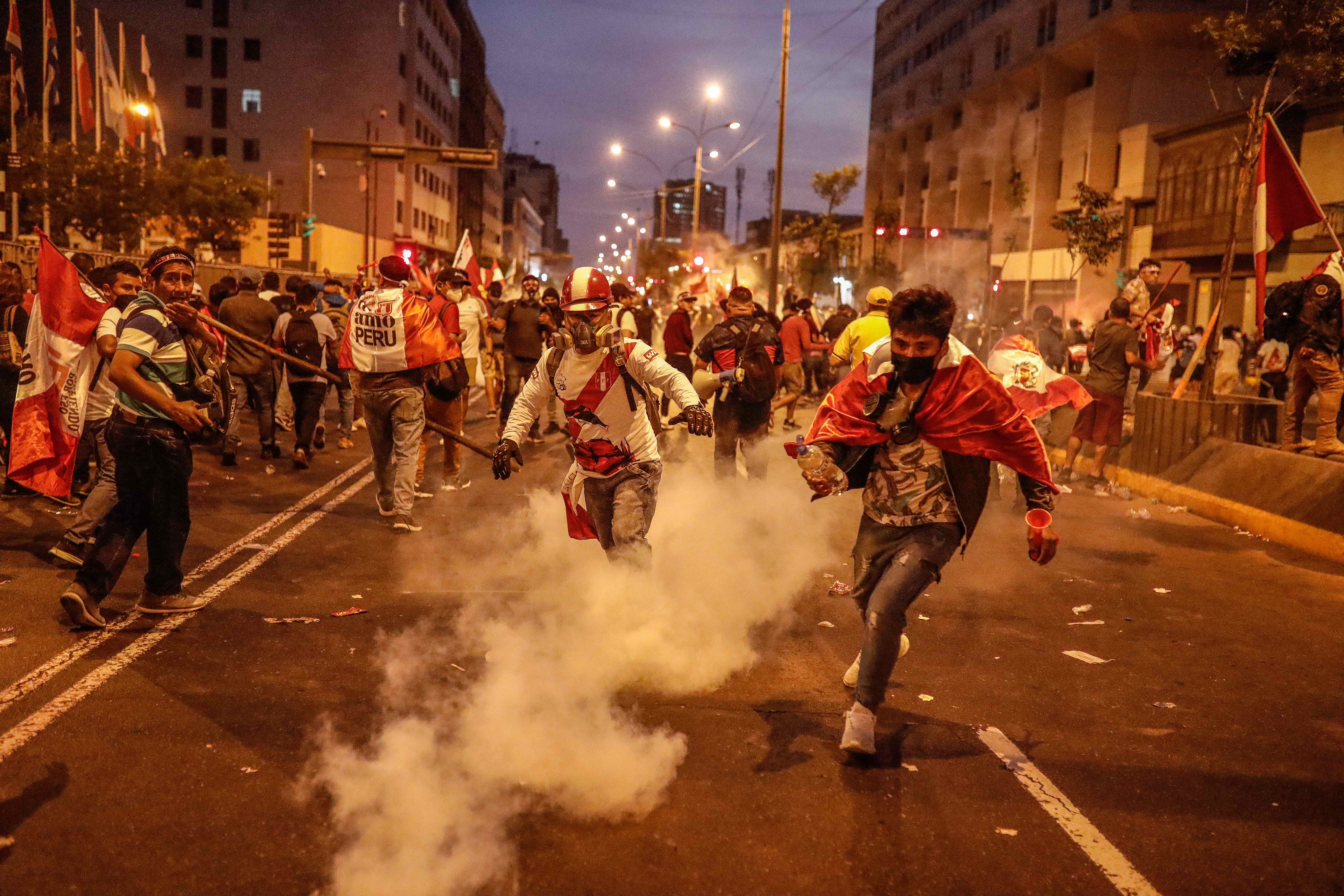 Cientos de manifestantes, a favor de Pedro Castillo y en contra del Congreso, se manifiestan en las calles del centro, en Lima, Perú. (Foto Prensa Libre: EFE)