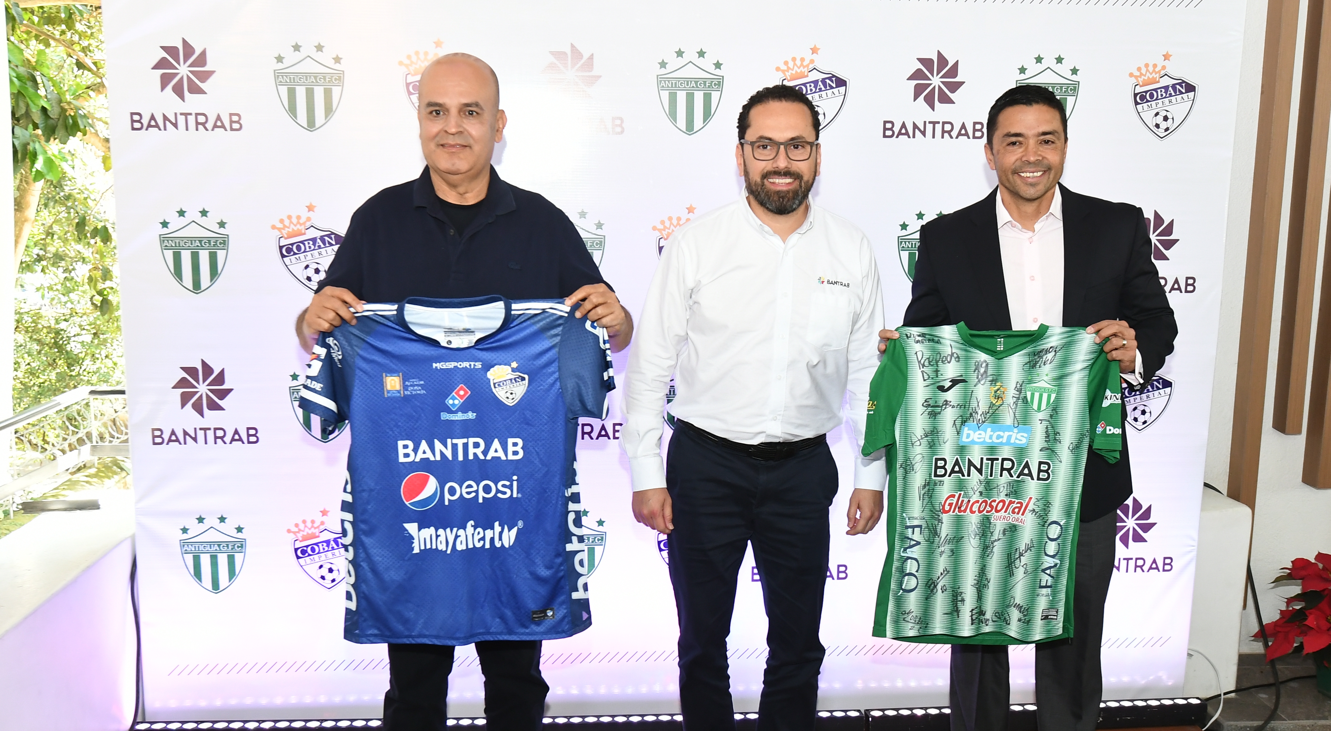 Patricio Quinteros de Cobán, Carlos Granaos de Bantrab y Martín Machón de Antigua, durante la convivencia previo a la final. Foto Prensa Libre: Sergio Muñoz)