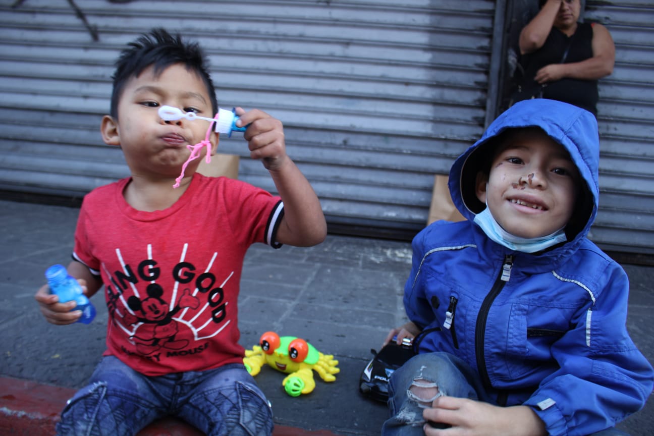 Ian y José disfrutan jugando con los regalos que les obsequiaron en 21 días de dar felicidad. (Foto Prensa Libre: Mercadeo Prensa Libre)