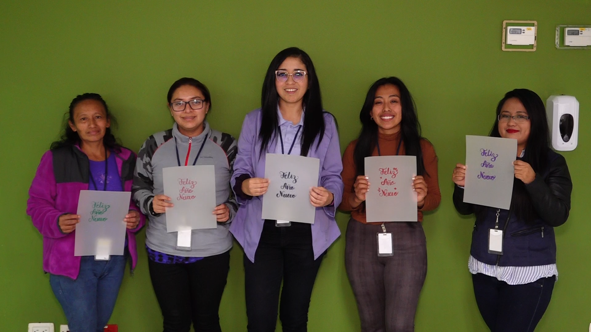 Marcia Jiménez —al centro— posa junto a sus alumnas después de impartir un curso de lettering. (Foto Prensa Libre: Mercadeo Prensa Libre).