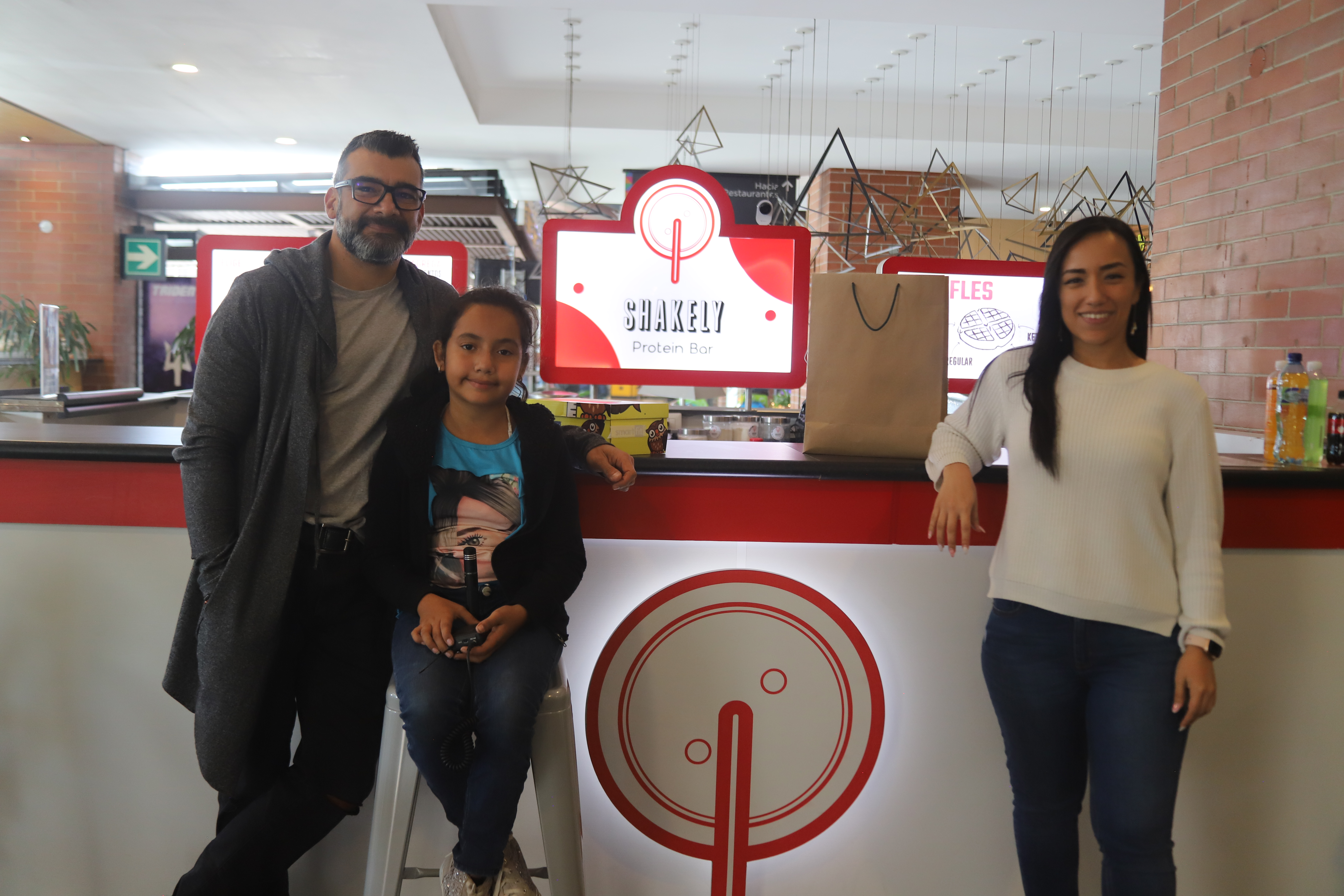 Yeimi González junto a sus padrinos de útiles y zapatos escolares para el próximo año, Roger y Astrid. (Foto Prensa Libre: Mercadeo Prensa Libre)