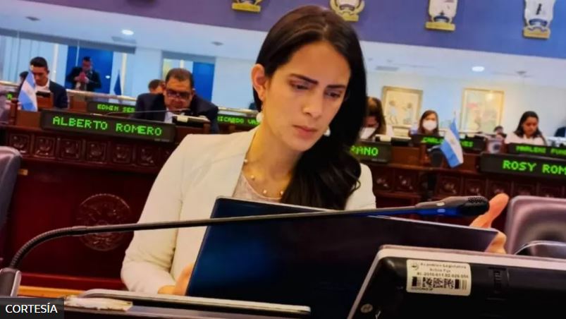 Claudia Ortiz es la única diputada del partido de reciente creación Vamos en El Salvador.