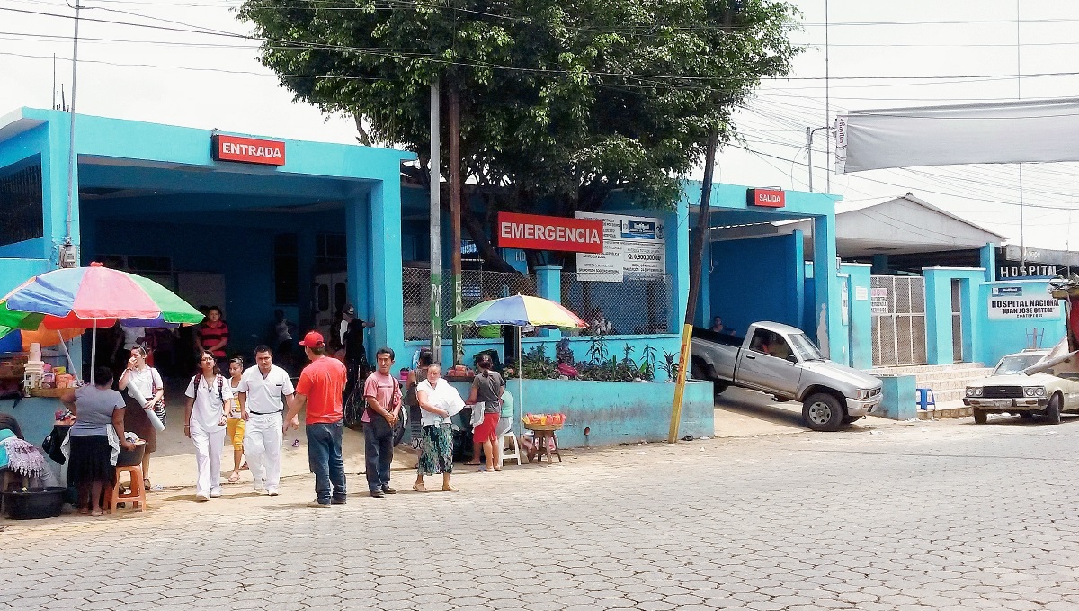 El agente de 34 años sufrió lesiones graves luego de que cayó desde el tercer nivel de una estación policial, por lo que sigue internado en el Hospital de Coatepeque, Quetzaltenango. (Foto Prensa Libre: Alexander Coyoy)