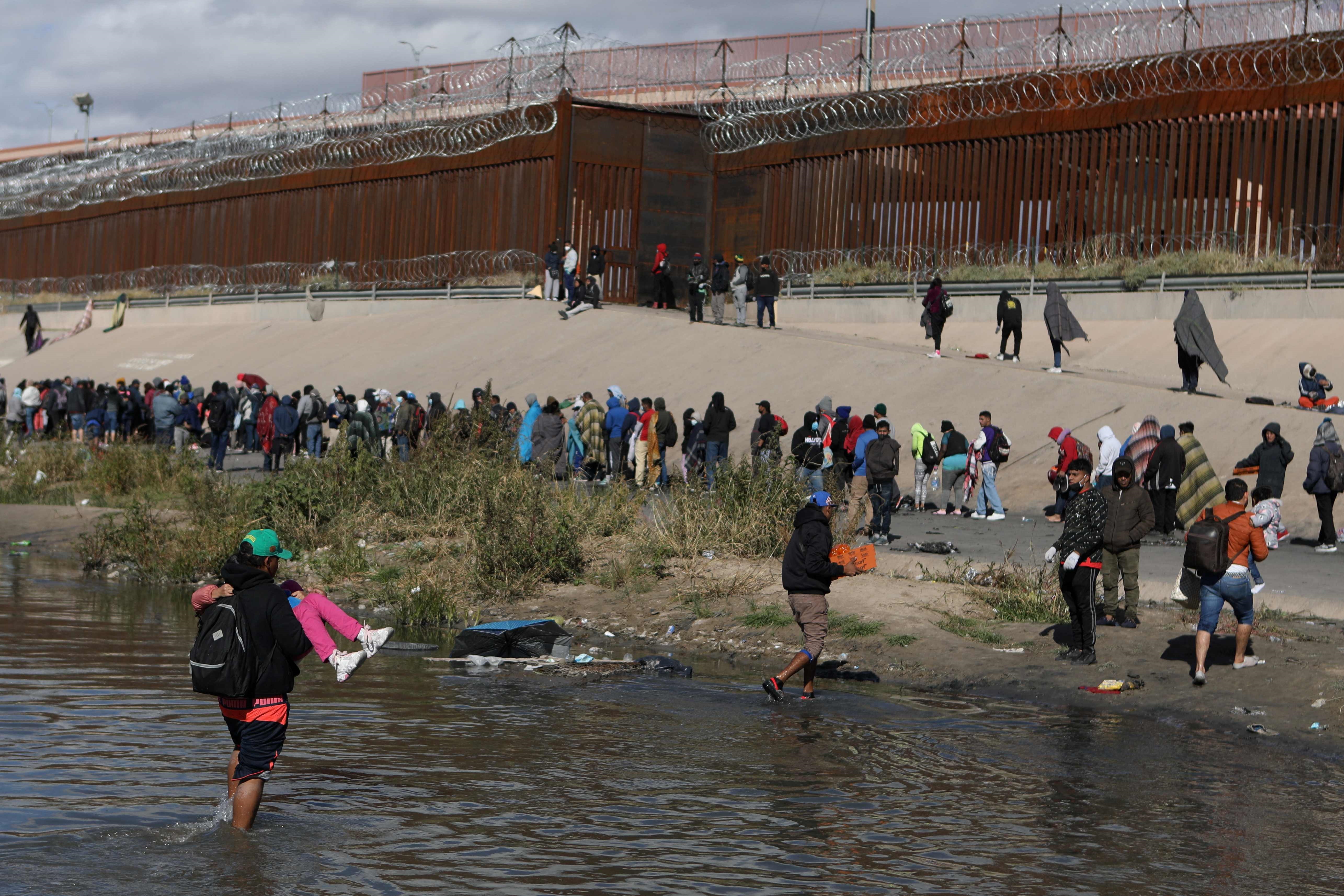 Migrantes intentan cruzar el río Bravo en la frontera entre EE. UU. y México. Miles de solicitantes de asilo se han aglomerado en ciudades fronterizas en vistas a que el fin del Título 42 les permitirá ingresar a aquel país y pedir asilo. (Foto Prensa Libre: AFP)