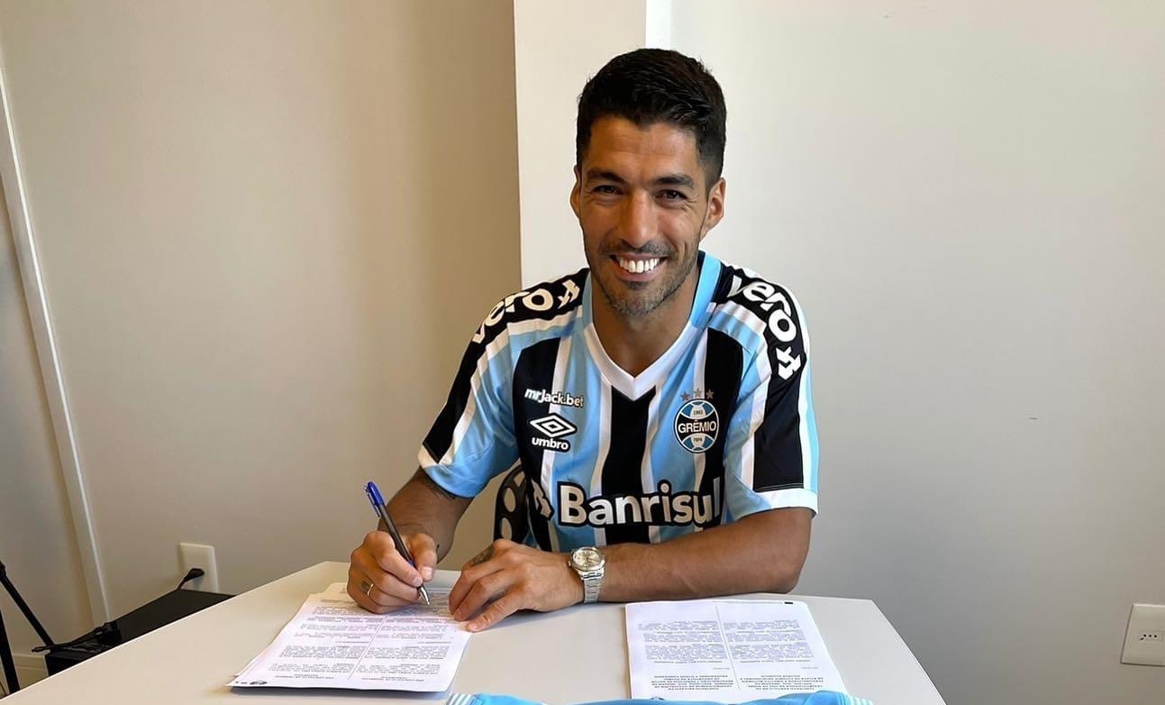 Luis Suárez firmó un contrato que lo vincula por dos años con el conjunto brasileño. (Foto Prensa Libre: Club Gremio)