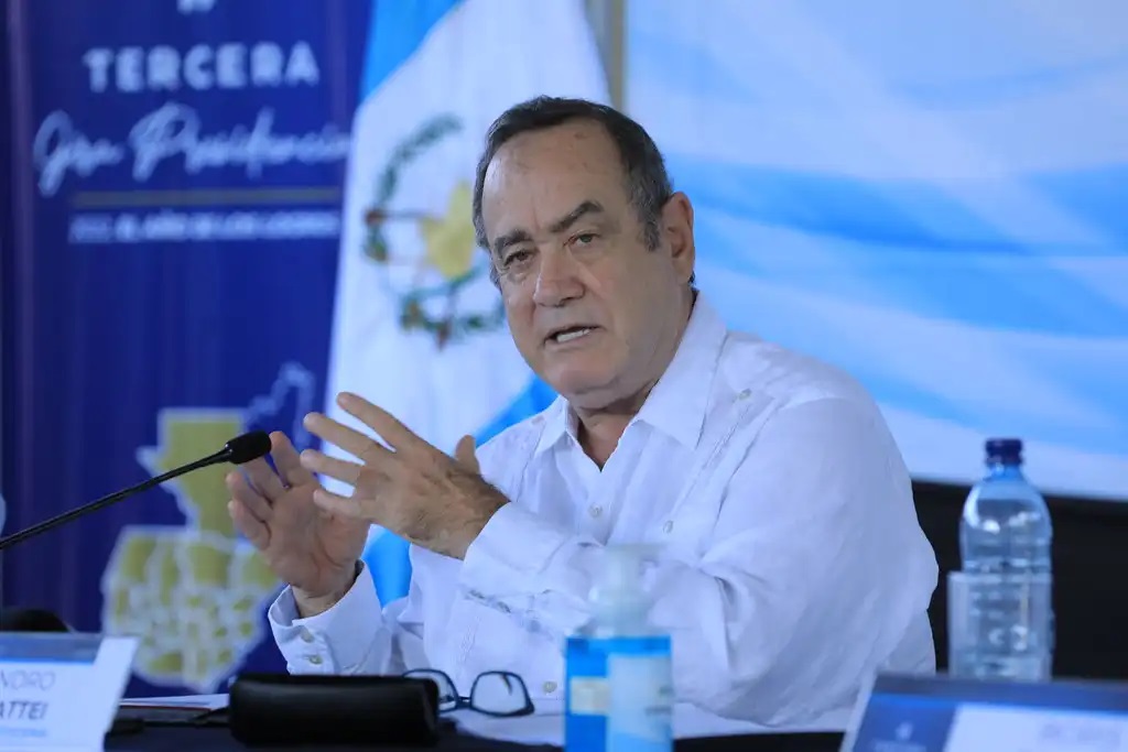 El presidente Alejandro Giammattei dijo que era necesario que hiciera "una aclaración" tras los rumores acerca de su estado de salud. (Foto Prensa Libre: Gobierno)