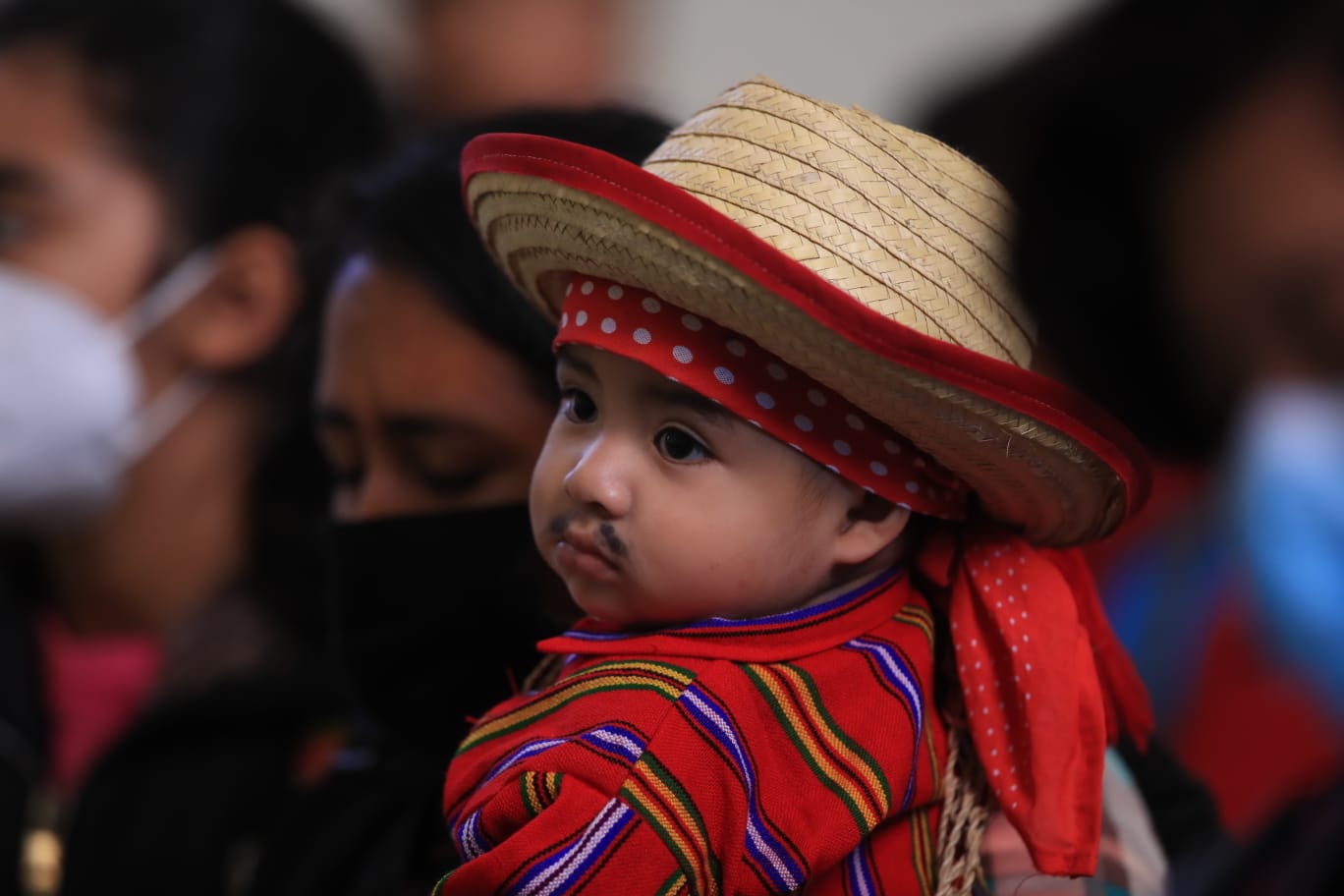 Un niño fue llevado al Santuario de Guadalupe, en la zona 1 de Guatemala, para venerar a la Virgen de Guadalupe. (Foto Prensa Libre: Carlos Hernández Ovalle)