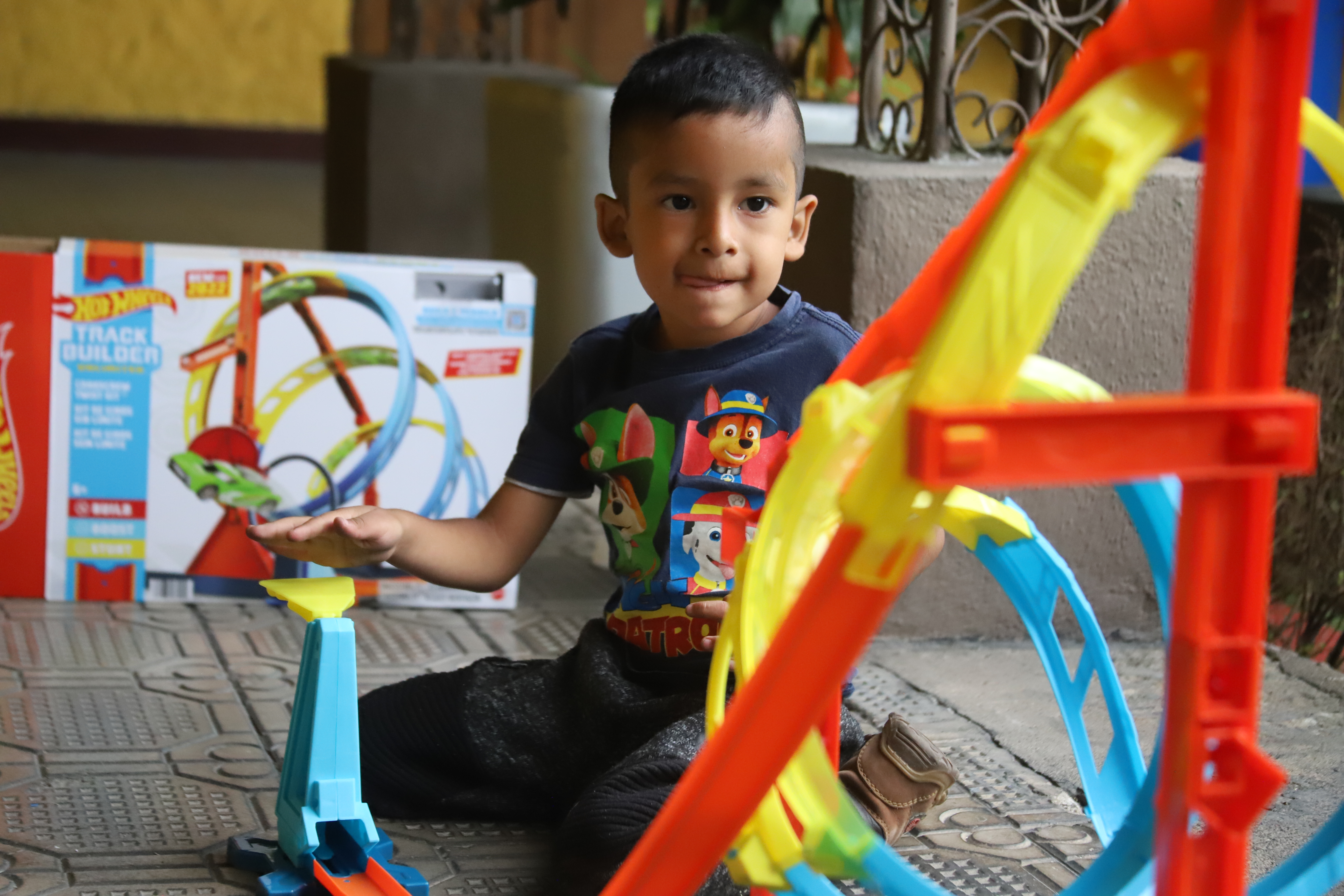 El pequeño Jeremy de 4 años disfruta con su regalo sorpresa de Navidad. (Foto Prensa  Libre: Mercadeo Prensa Libre).