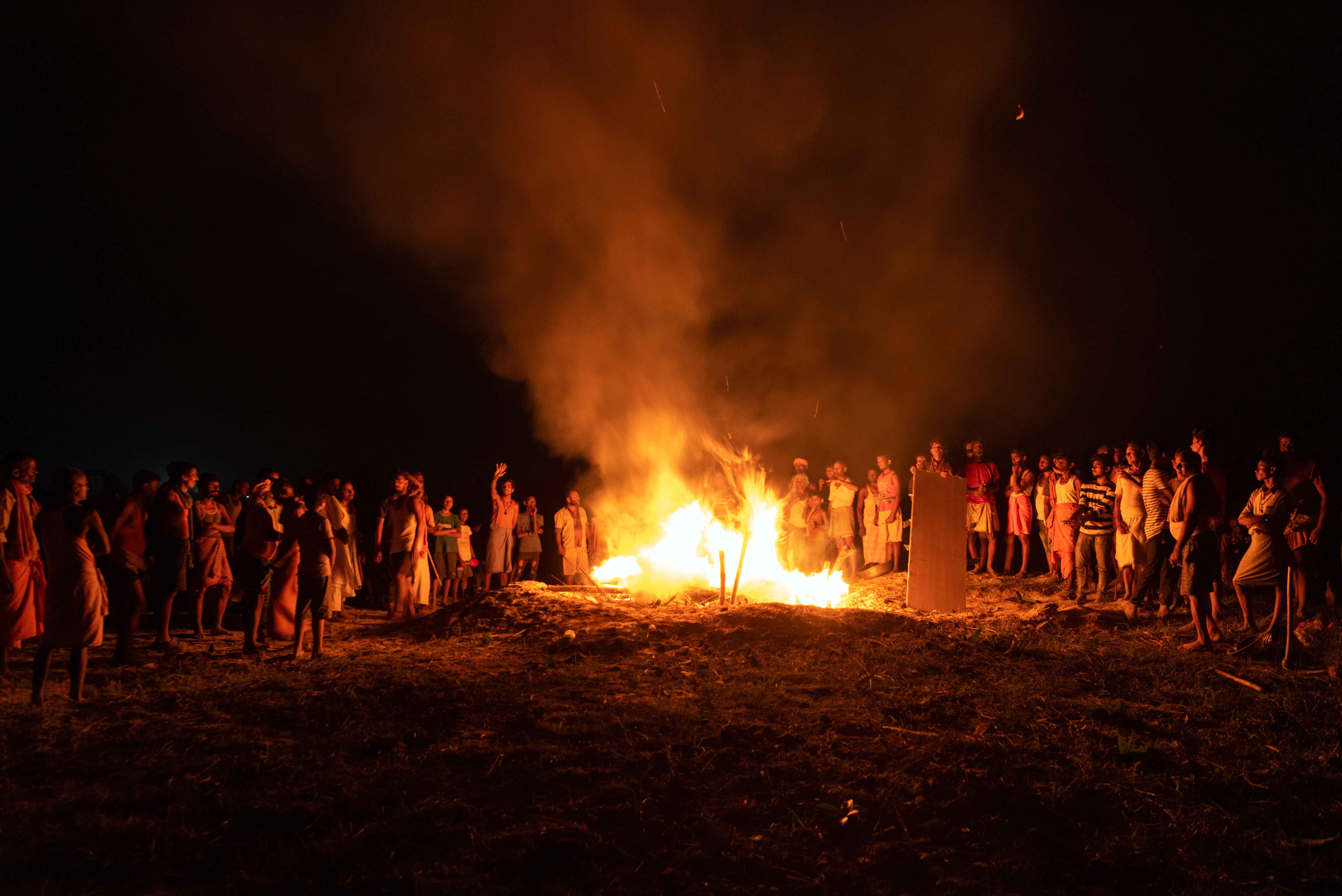 Los dolientes se reúnen alrededor de la pira funeraria mientras Rakesh Kumar Yadav es incinerado en Dhamaura, Nepal, el 13 de abril de 2022. (Foto Prensa Libre: Saumya Khandelwal/The New York Times)