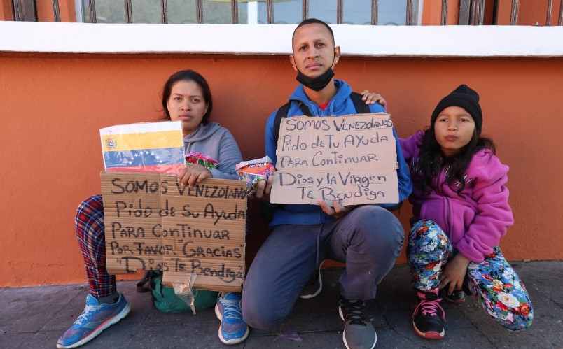 Edson Mujica, junto con su esposa y su hija, relata que salieron de Venezuela hace tres años. (Foto Prensa Libre: Roberto López)