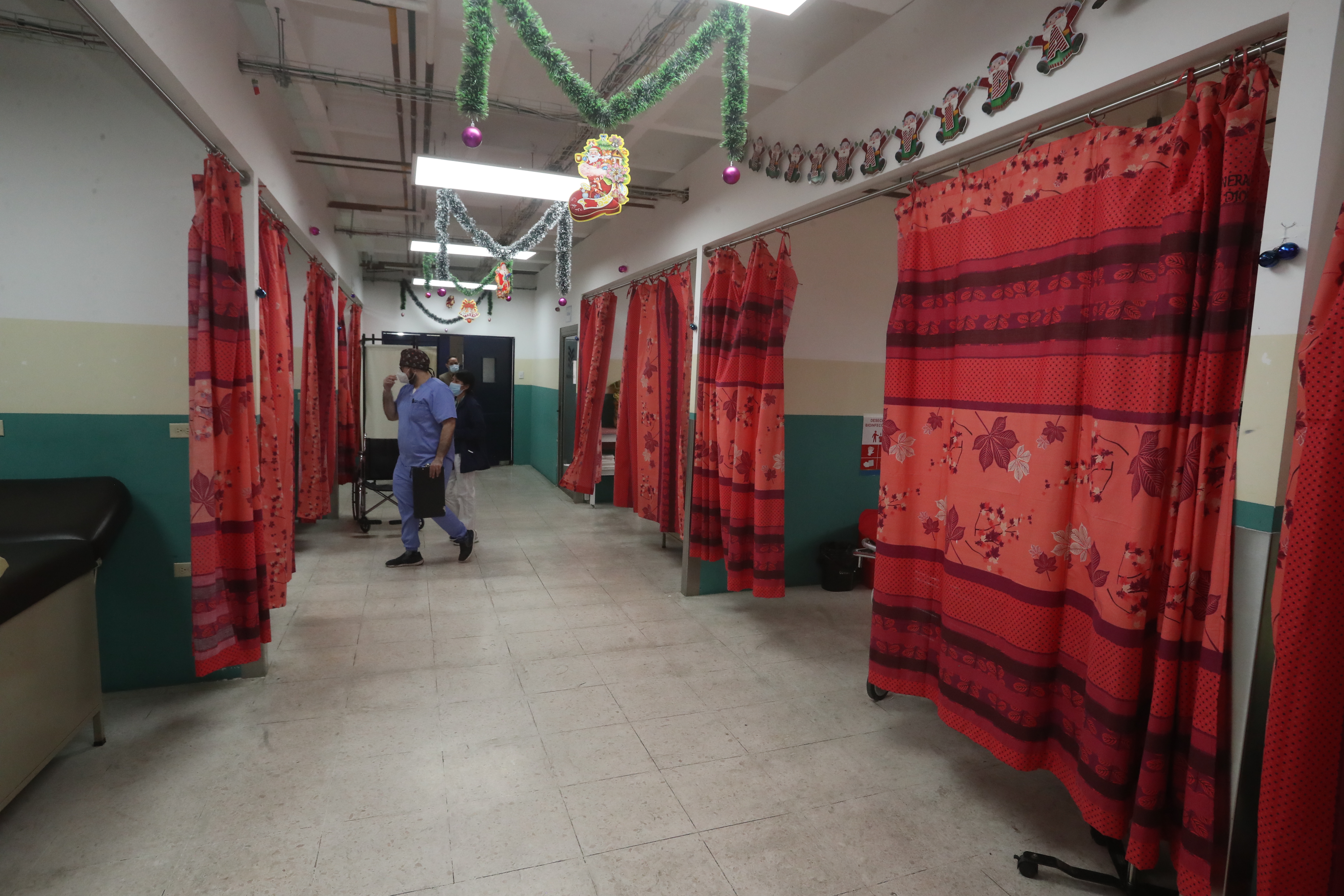 Varias de las emergencias que habitualmente se atienden en el Hospital General San Juan de Dios durante las fiestas de fin de año disminuyeron en 2022 en comparación con el 2021. (Foto Prensa Libre: Juan Diego González)