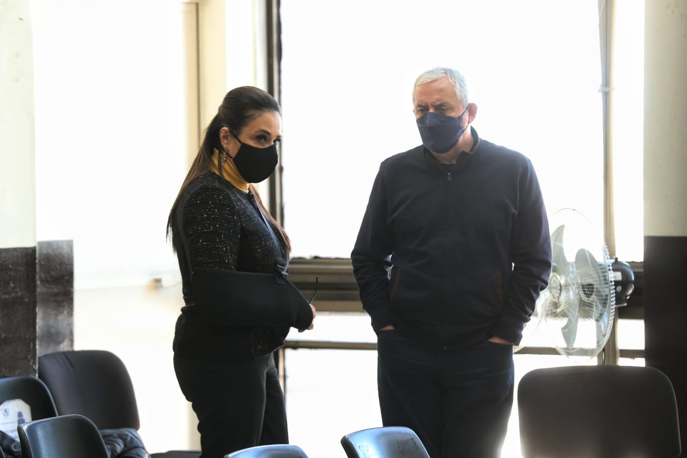 El expresidente Otto Pérez Molina y la exvicemandataria Roxana Baldetti Elías, aseguran que no tienen recursos para pagar reparación millonaria. (Foto: Prensa Libre. Esbin García)