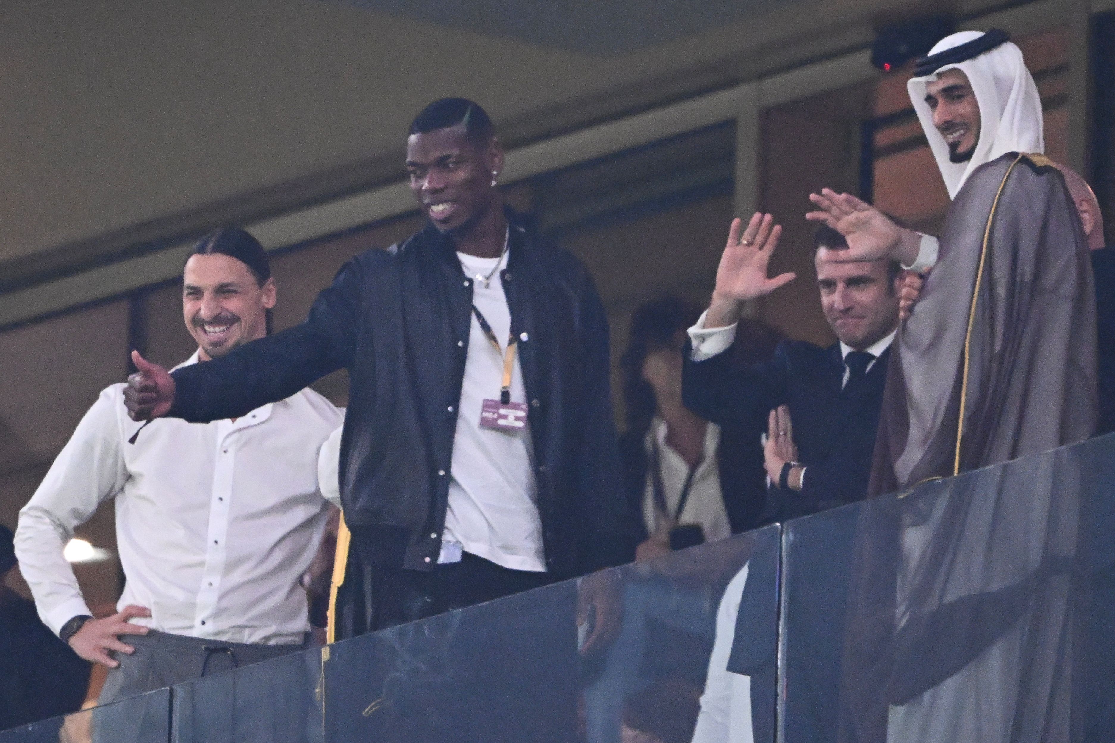 Zlatan Ibrahimovic, Paul Pogba y  Emmanuel Macron estuvieron en el palco del estadio de Lusail en Qatar 2022. (Foto Prensa Libre: Kirill KUDRYAVTSEV / AFP).