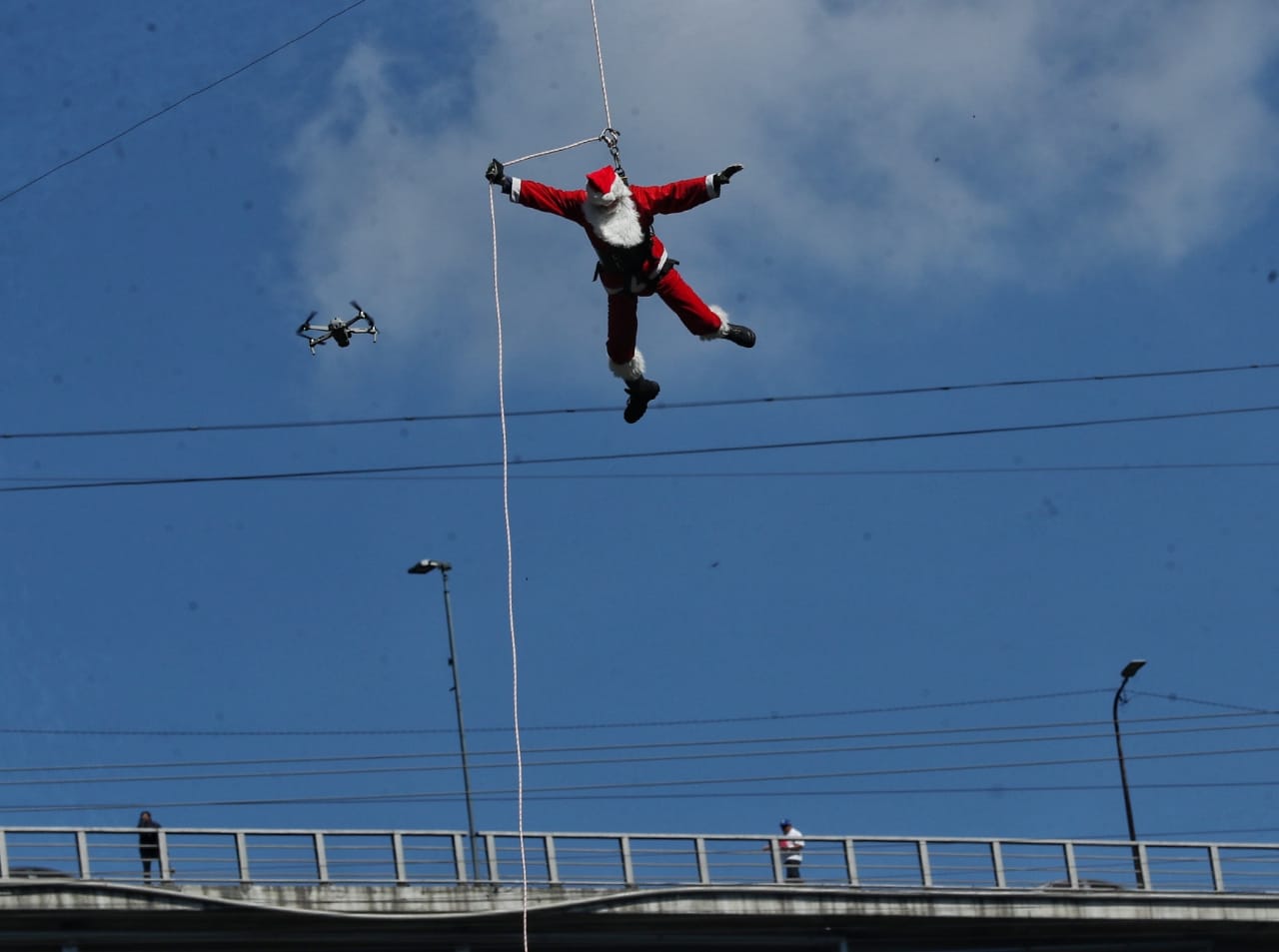 Así fue el descenso de Santa de la antigua vía férrea entre las zonas 6 y 18 de la capital de Guatemala. (Foto Prensa Libre: Esbin García)