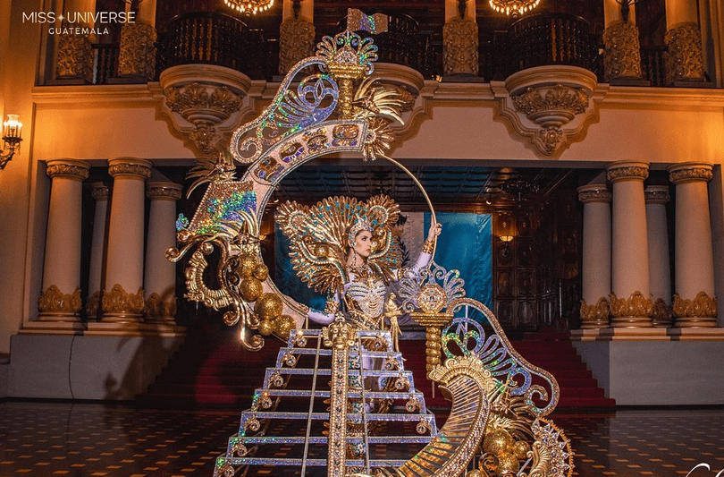 El traje se basa en distintos elementos prehispánicos de Guatemala. (Foto Prensa Libre: Instagram @ivana.batch)