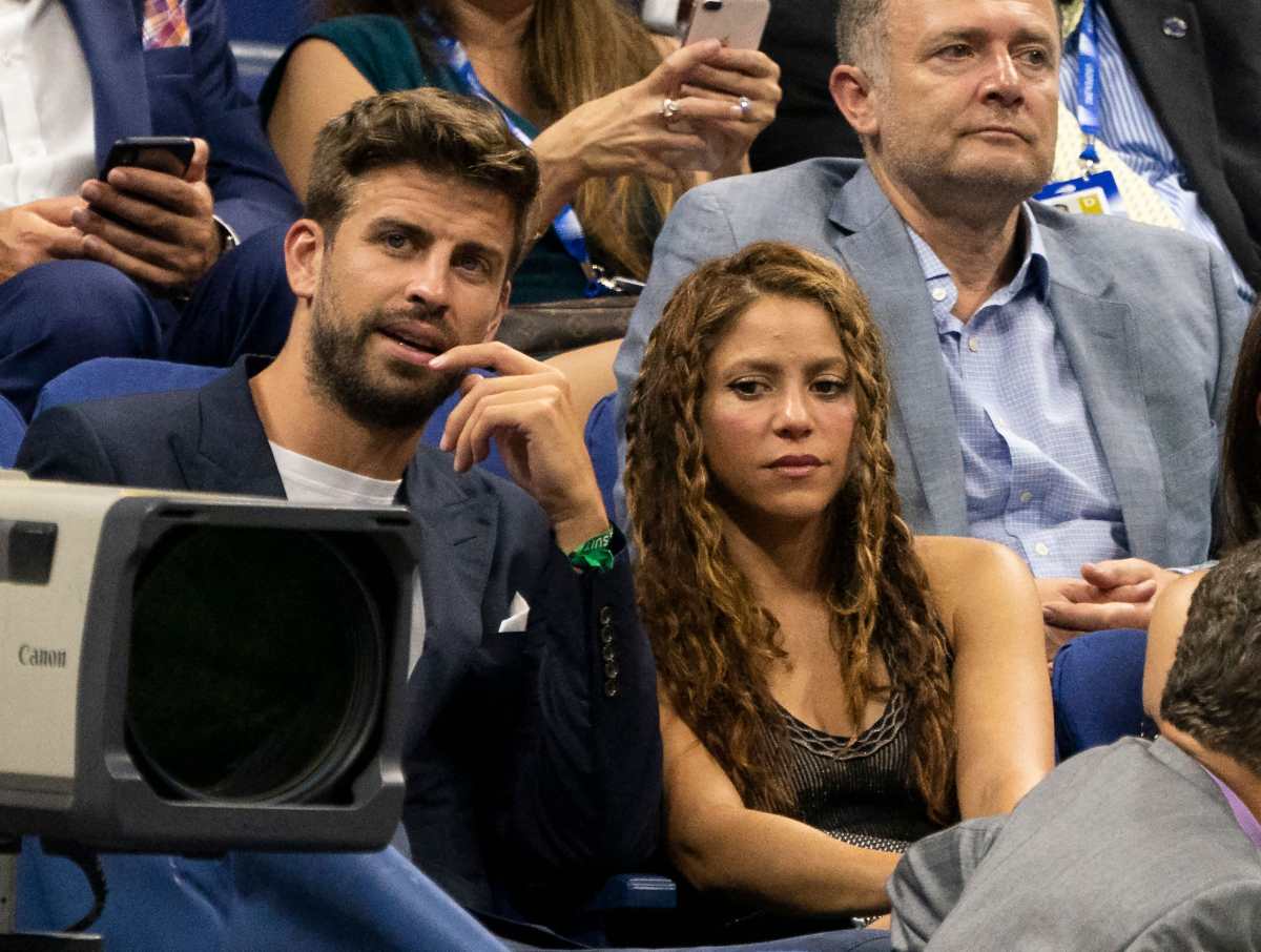 Gerard Piqué le habría envidado mensajes a Shakira mientras estaba junto a Clara Chía Martí