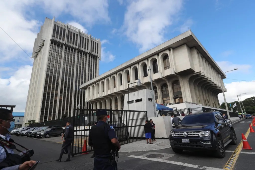 Un privado de libertad fue localizado muerto en una de las carceletas en Torre de Tribunales. (Foto Prensa Libre: Erick Ávila)