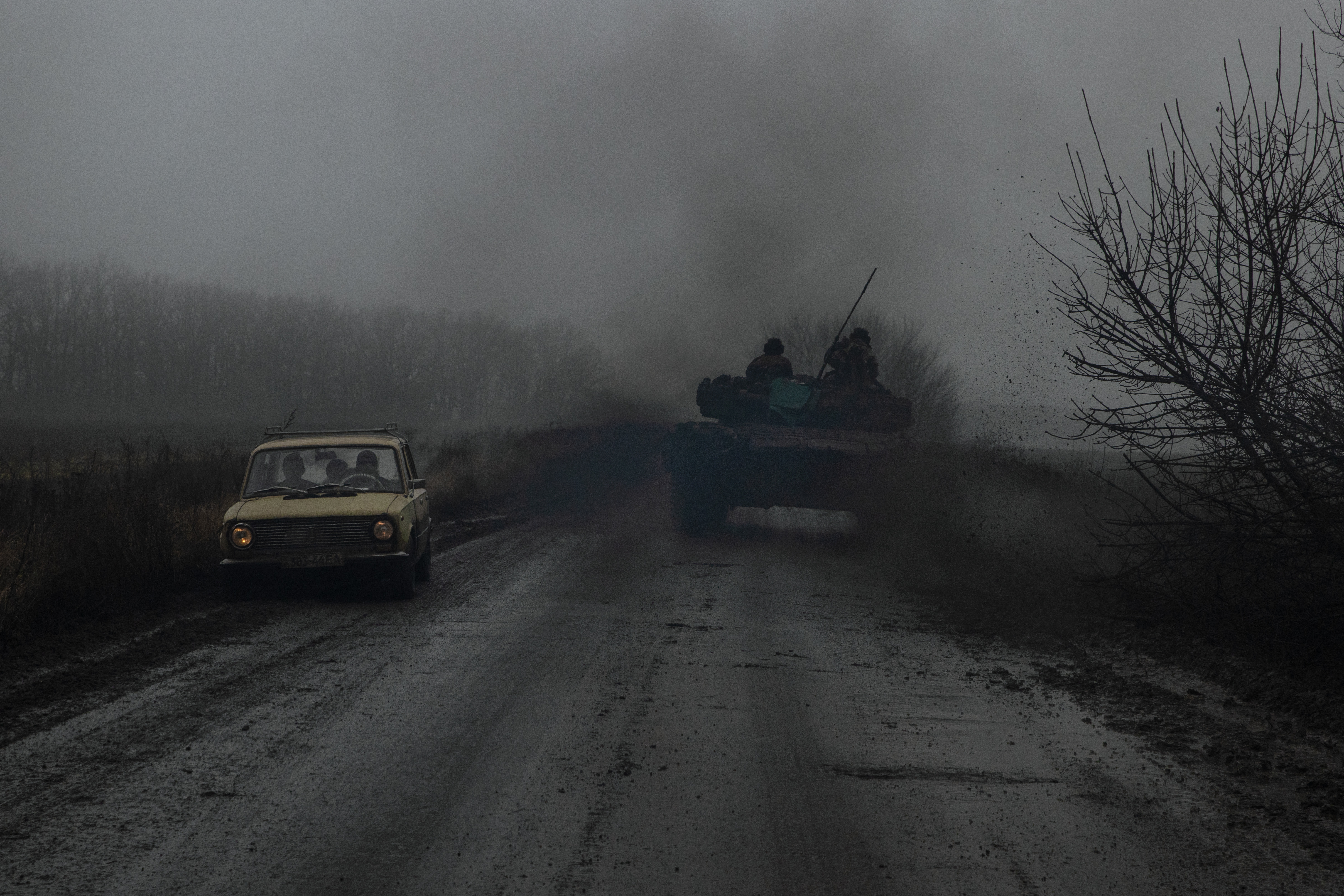 Un tanque en las afueras de Bajmut, Ucrania, el martes 13 de diciembre de 2022. (Foto Prensa Libre: Tyler Hicks/The New York Times)