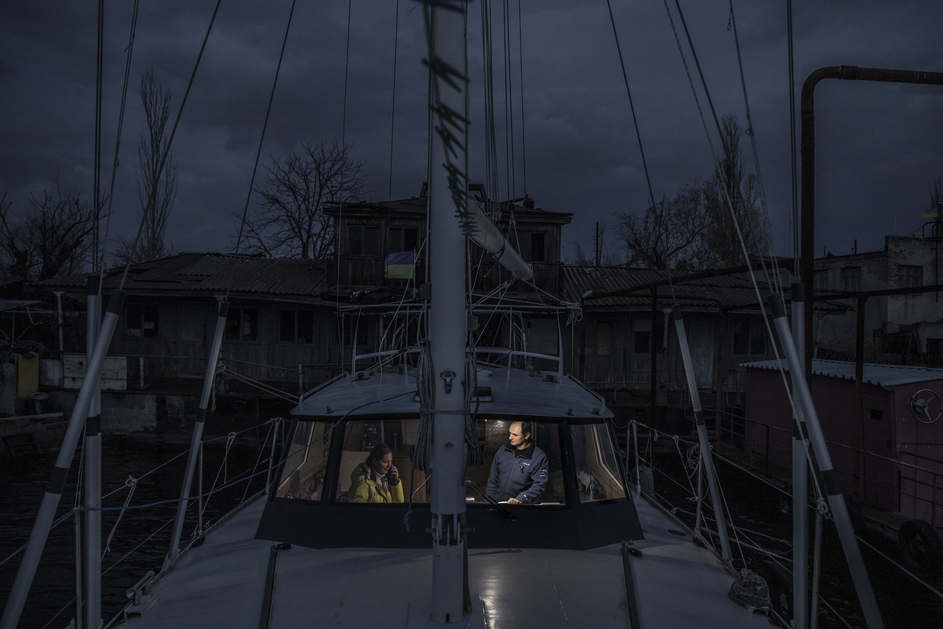 Oksana y Dmytro Yevminov a bordo de su yate en Kherson, Ucrania, 18 de noviembre de 2022. (Foto Prensa Libre: Finbarr O'Reilly/The New York Times)