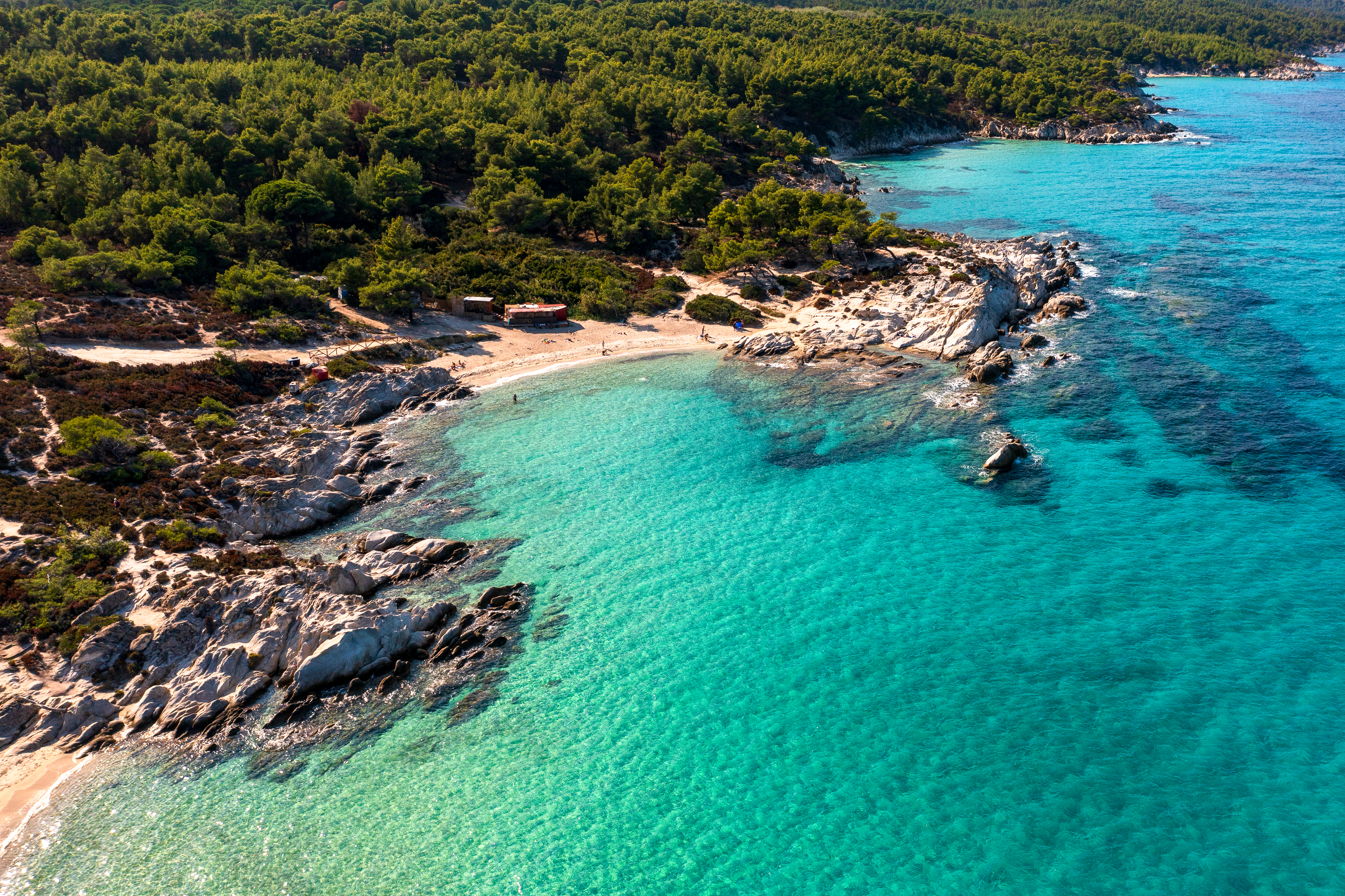 CALCÍDICA (GRECIA) Aunque a veces queda eclipsada por las islas griegas del sur, esta península del norte de Grecia, que se adentra en el Mar Egeo, ofrece unas playas maravillosas que ofrecen un entorno idílico para relajarse y poder descansar, según LP. Esta península con un asombroso paisaje costero (rocas de aspecto lunar, pinedas rozando el mar y playas inmaculadas con una arena suavísima) está formada por tres penínsulas más pequeñas que los griegos llaman “piernas”, y conviene visitarla a finales de primavera, comienzos de verano u otoño.