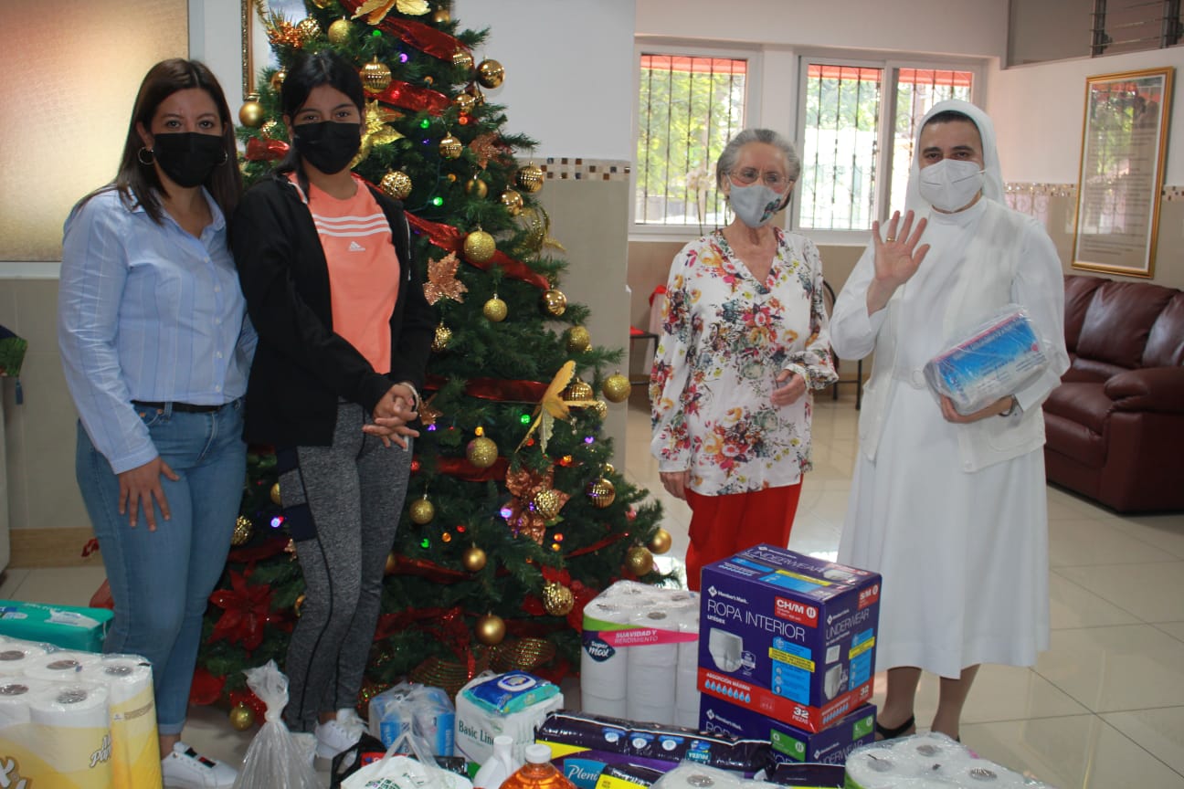 Doña Aracely y Camila posan junto a la Madre Victoria y Lili Medina después de recibir un donativo en la Residencia del Adulto Mayor San José de la Montaña. (Foto Prensa Libre: Mercadeo Prensa Libre)