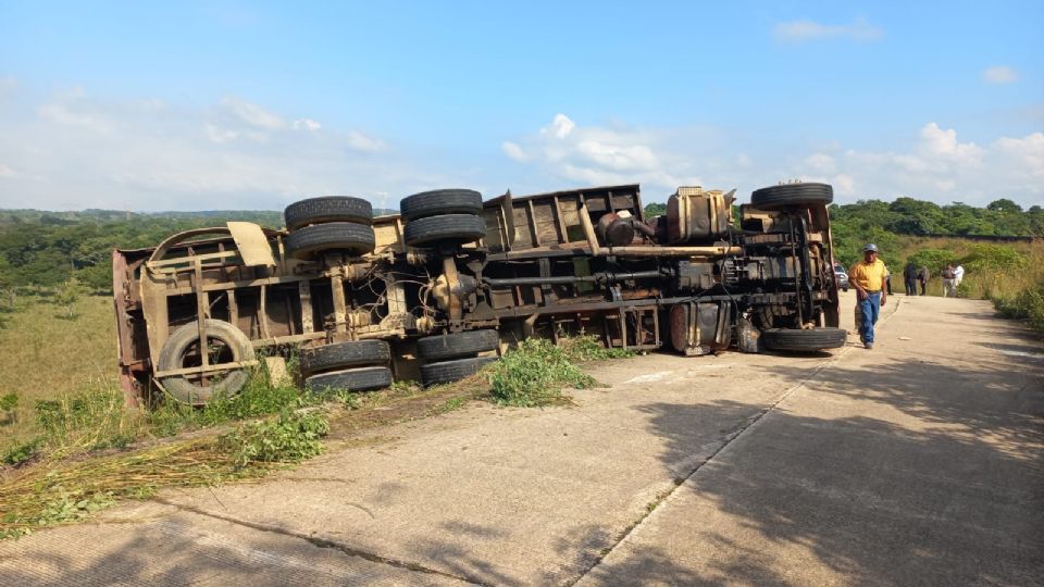 Un camión de carga volcó en el estado de Veracruz en México, en su interior viajaban cerca de 100 migrantes extranjeros. (Foto Prensa Libre: tomada de lasillarota.com) 