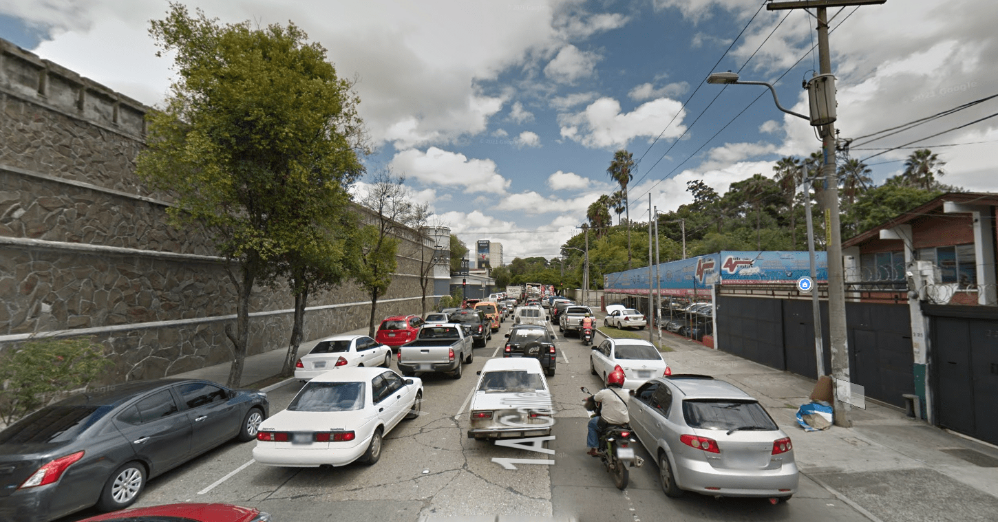 Las denuncias describen que un grupo de sujetos armados estarían detrás de los asaltos a conductores en un sector de la zona 10 capitalina. (Foto Prensa Libre: Google Maps)