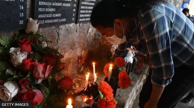 Ceremonia por las víctimas de la masacre realizada hace un año.