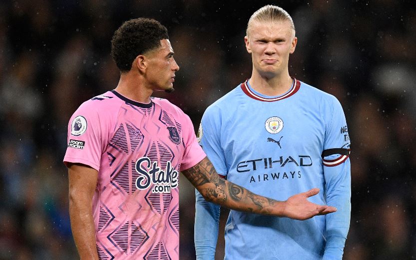 Haaland y Godfrey libraron un duelo especial este 31 de diciembre en el último partido de la Premier League del 2022. (Foto Prensa Libre: AFP).