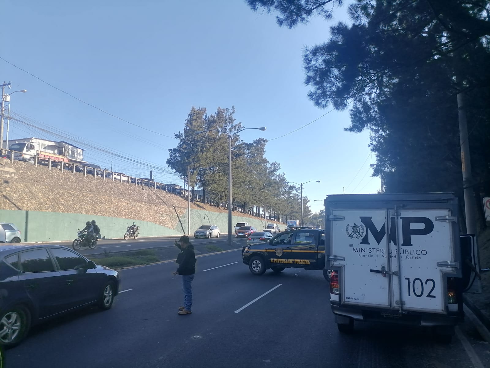 Autoridades de tránsito mantuvieron dos cierres viales tras el ataque armado que dejó el saldo de un hombre fallecido. (Foto Prensa Libre: PMT de Guatemala) 