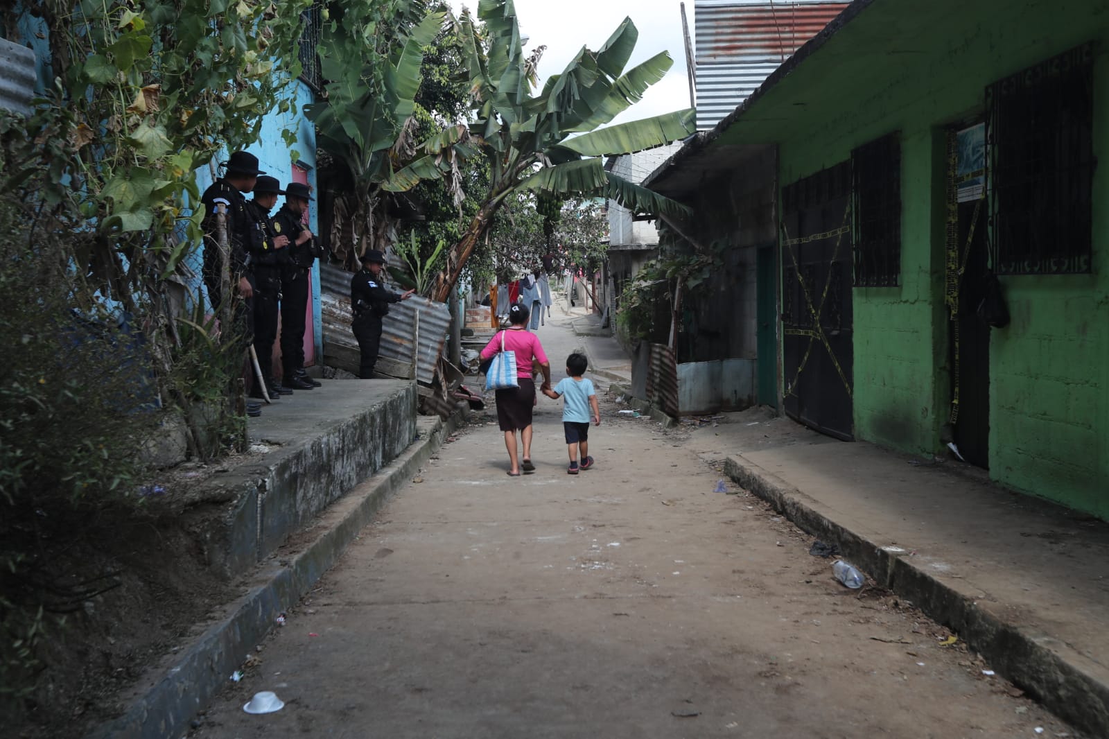 Los cadáveres de siete mujeres fueron localizados en una fosa clandestina en un vivienda de Lomas de Santa Faz, zona 18. (Foto Prensa Libre: Elmer Vargas)