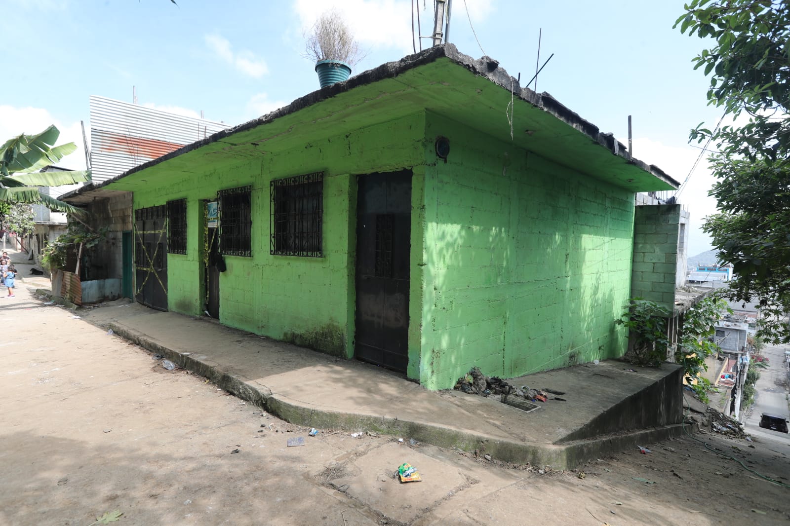 Esta es la casa en que autoridades localizaron los restos de siete mujeres que serían víctimas de la Mara 18. Fotografía: Prensa Libre. 