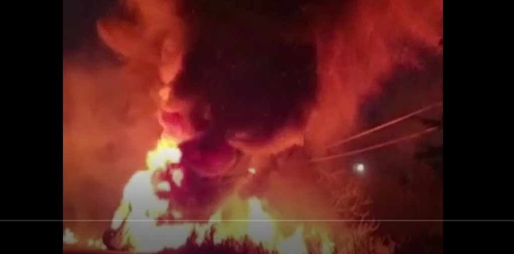 El fuego consume el pesado vehículo en Zacapa. (Captura de video/Cortesía: Vanessa Flores)