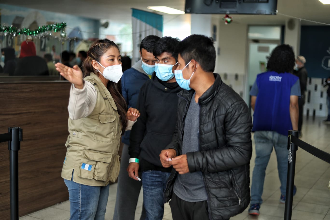 La mayoría de guatemaltecos retornados en el último vuelo eran jóvenes entre 18 a 35 años, según los datos de Migración. (Foto Prensa Libre: María José Bonilla)