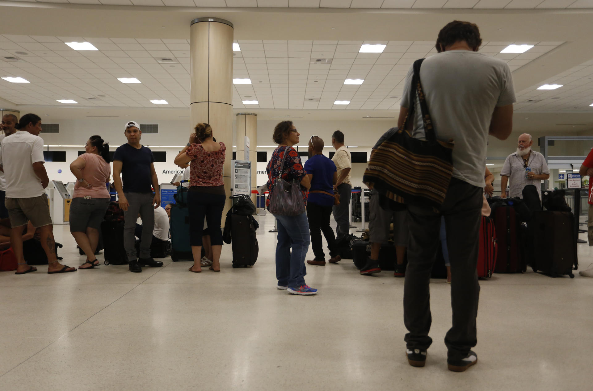 Mujer lanza una computadora a empleado de aerolínea en Aeropuerto de Miami