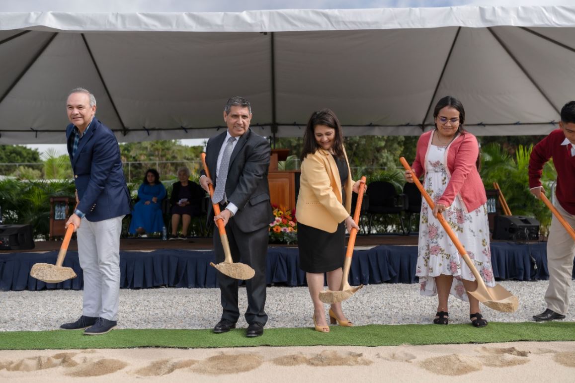 Palada inicial de los trabajos del Templo Miraflores, que será el cuarto de la Iglesia de Jesucristo de los Santos de los Últimos Días en Guatemala. (Foto Prensa Libre: Iglesia de Jesucristo de los Santos de los Últimos Días) 