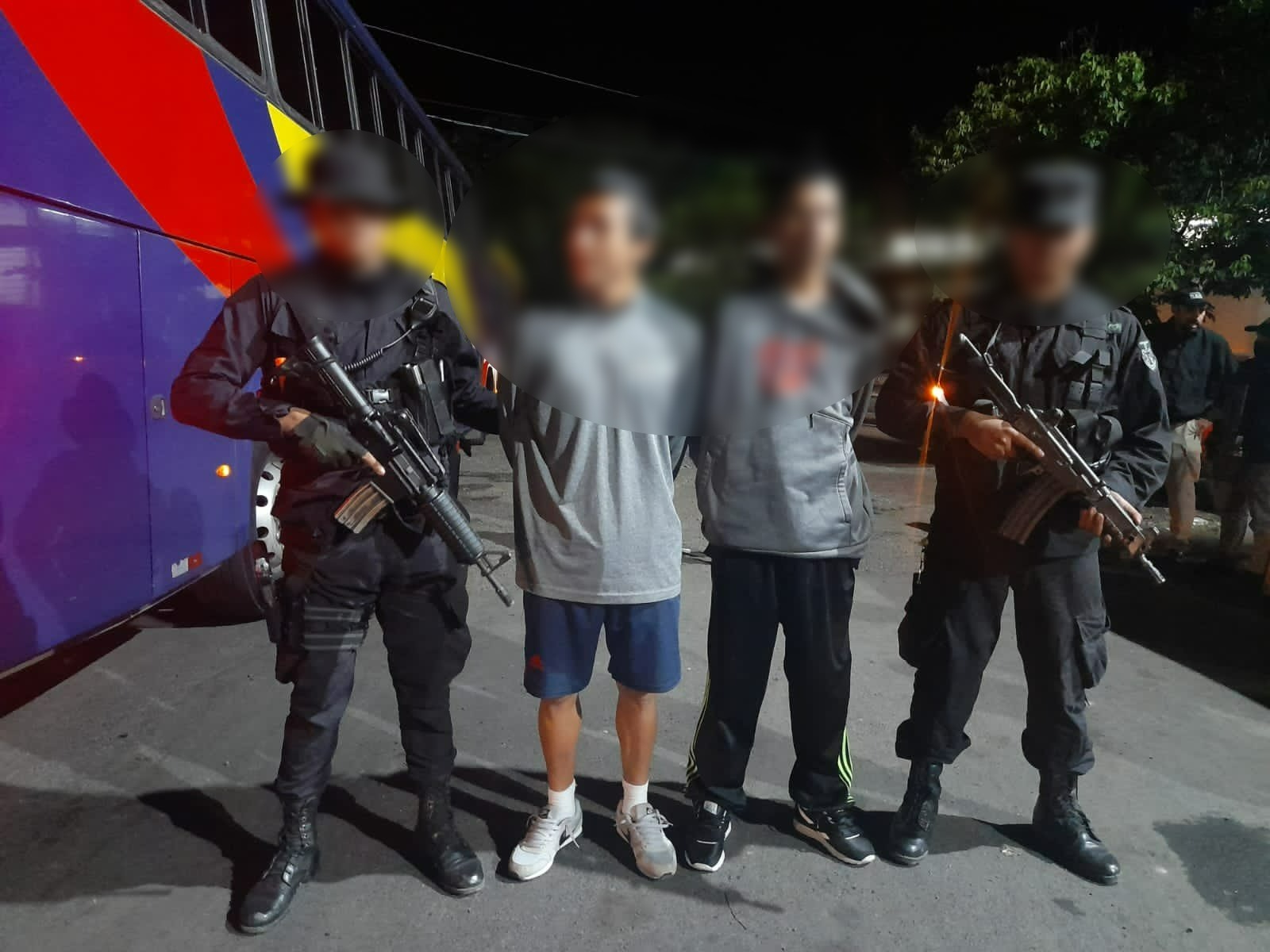 Guatemala entregó a El Salvador a dos pandilleros, entre ellos Abraham Cornejo Hernández, quien intentaba huir del régimen impuesto por el presidente Nayib Bukele. (Foto Prensa Libre: Ministerio de Seguridad de El Salvador)
