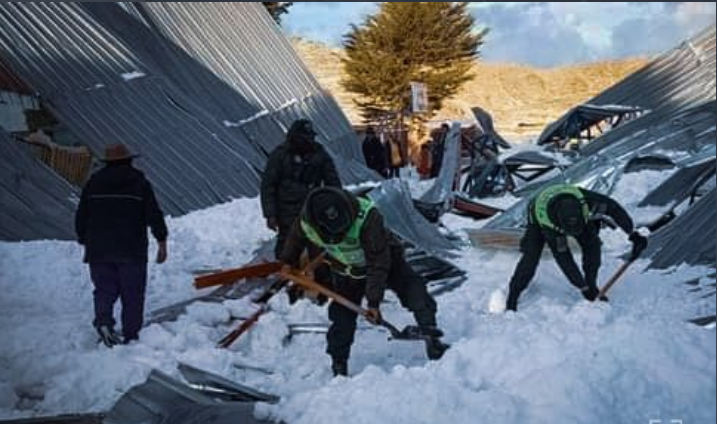 Varios muertos y heridos tras el colapso de tinglado en una escuela boliviana