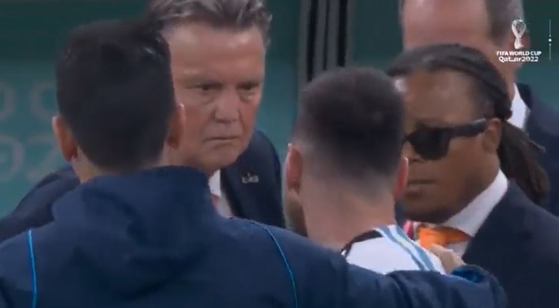 Momento en el que Leo Messi encaró a Louis van Gaal. (Foto Prensa Libre: Captura)