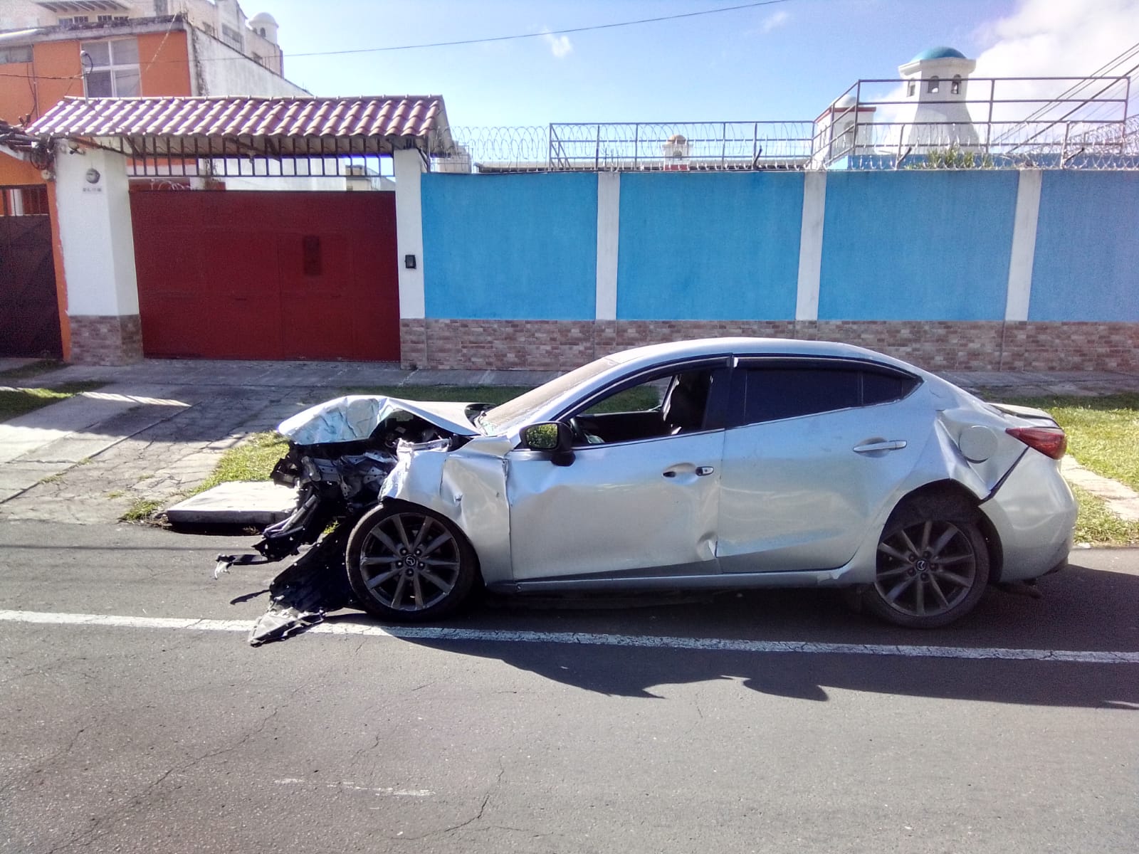 El vehículo llamó la atención de los vecinos de la colonia Santa Rosa II. (Foto Prensa Libre: PMT de Guatemala)