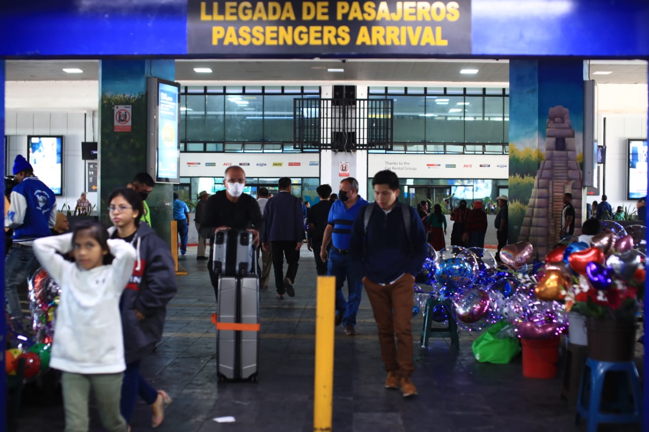 Cientos de guatemaltecos han llegado durante esta semana para recibir a sus seres queridos en el aeropuerto La Aurora. (Foto Prensa Libre: Carlos Hernández)