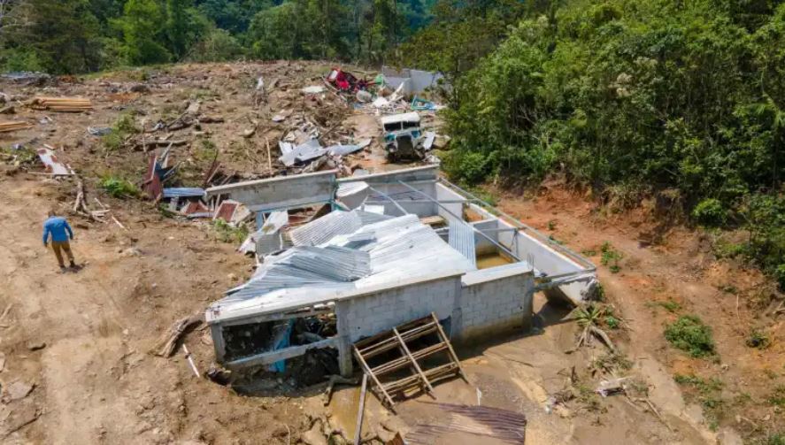 Una vivienda soterrada en la aldea Queja, San Cristóbal Verapaz. (Foto Prensa Libre: Hemeroteca PL)