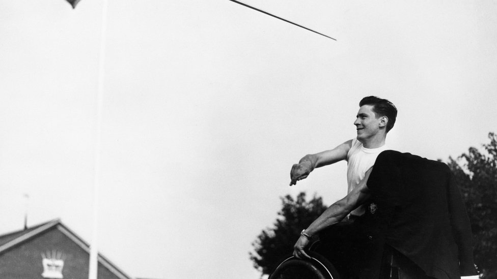 Ivor Elmes, un expolicía palestino, compitiendo en los Juegos Stoke Mandeville en 1953.