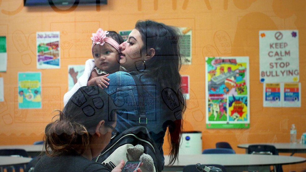 En la secundaria Lincoln Park, todas las estudiantes, como Helen, están embarazadas o son madres.