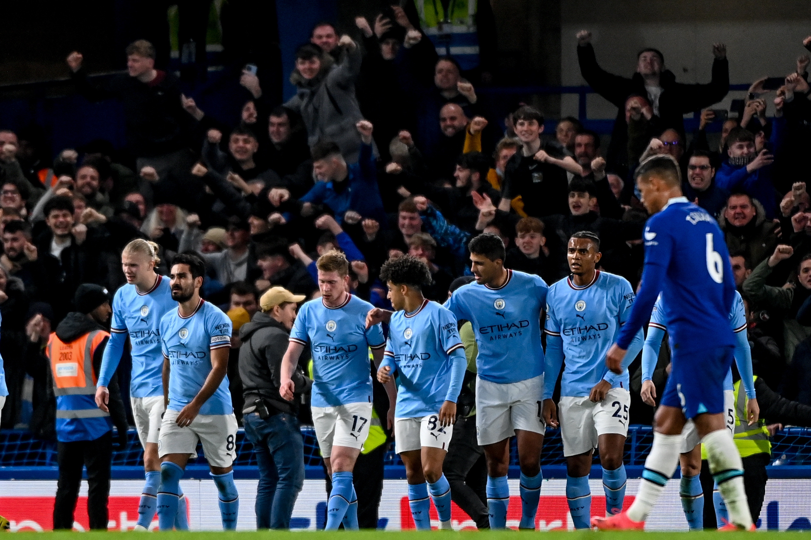 Así festejaron los jugadores del Manchester City el gol del triunfo ante el Chelsea. (Foto Prensa Libre: EFE)