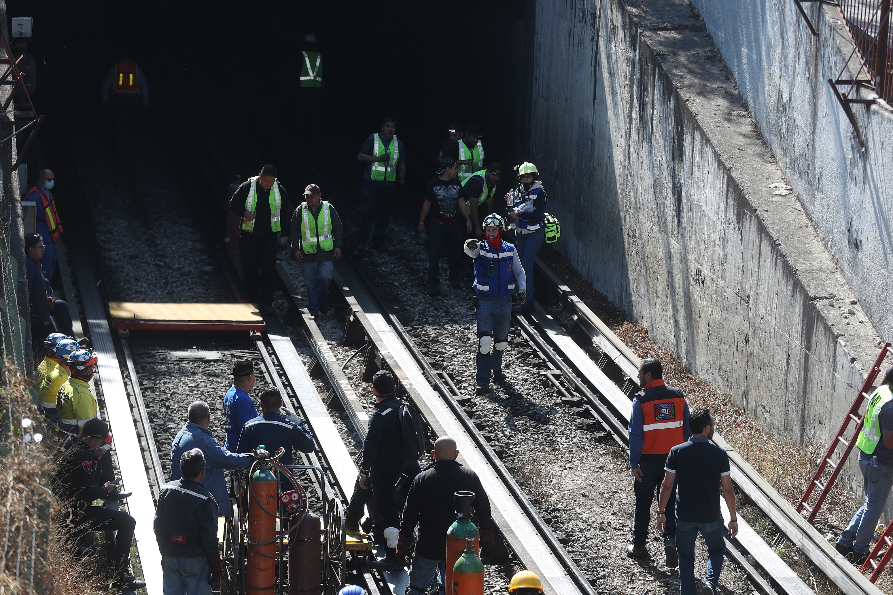 Personal de protección civil laboran en la zona tras un choque por alcance de vagones en un túnel de la Línea 3 del metro hoy, en la Ciudad de México (México). Un choque entre dos convoyes del metro de la Ciudad de México, en la zona norte de la capital, dejó un muerto y una decena de heridos, además de que provocó la suspensión del servicio y el desalojo en la estación La Raza. (Foto Presa Libre: EFE: Sáshenka Gutiérrez).