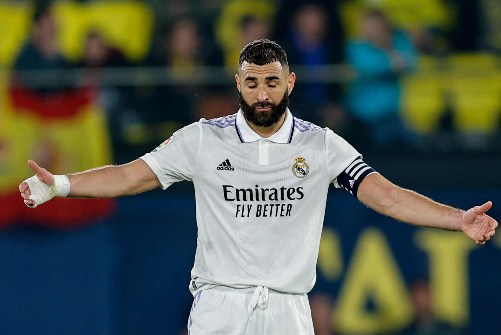 El delantero francés del Real Madrid Karim Benzema reacciona durante el partido de la jornada 16 de LaLiga Santander que el Villarreal y el Real Madrid de este sábado en el estadio de La Cerámica en Villarreal. Foto Prensa Libre (EFE)