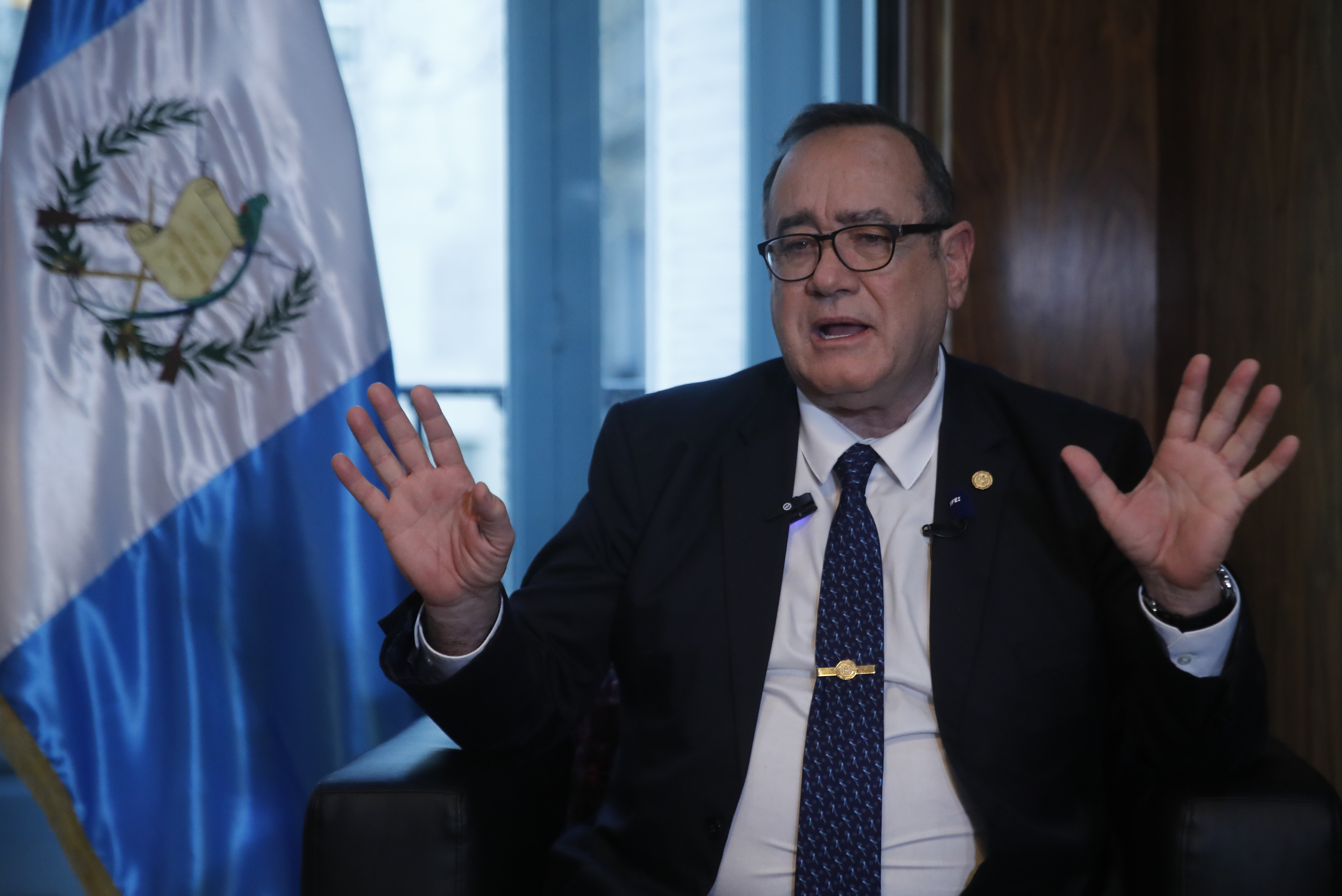 El presidente de Guatemala, Alejandro Giammattei, llamó este martes a la cordura a su homólogo colombiano, Gustavo Petro, y le aclaró de que el MP está investigando al ministro de Defensa de Colombia, Iván Velásquez, y en ningún caso se trata de una "persecución penal". (Foto Prensa Libre: EFE)