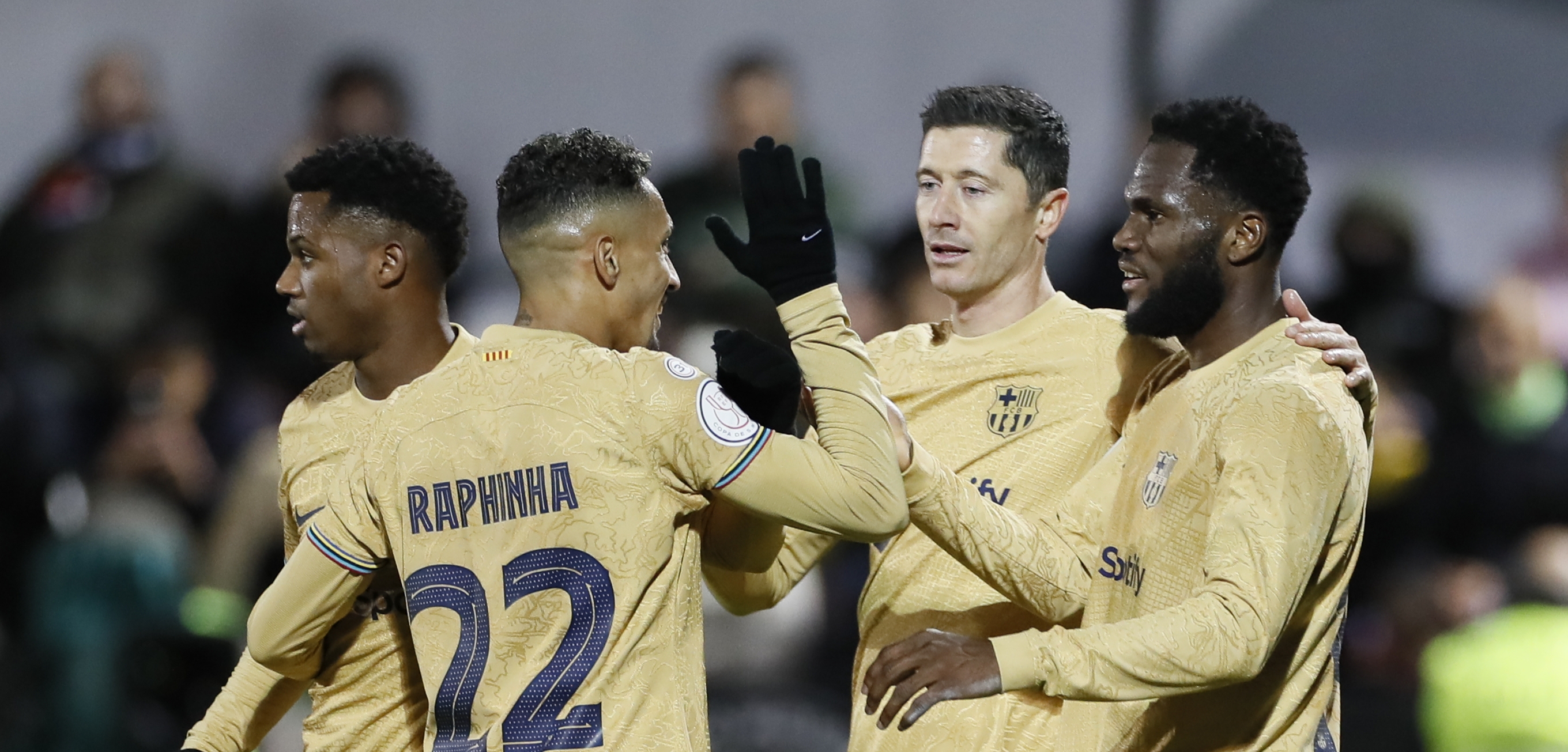 Los jugadores del FC Barcelona (i-d): Ansu Fati, Raphinha, Robert Lewandowski y Kessie, celebran un gol de su equipo ante el Ceuta. (Foto Prensa Libre: EFE)